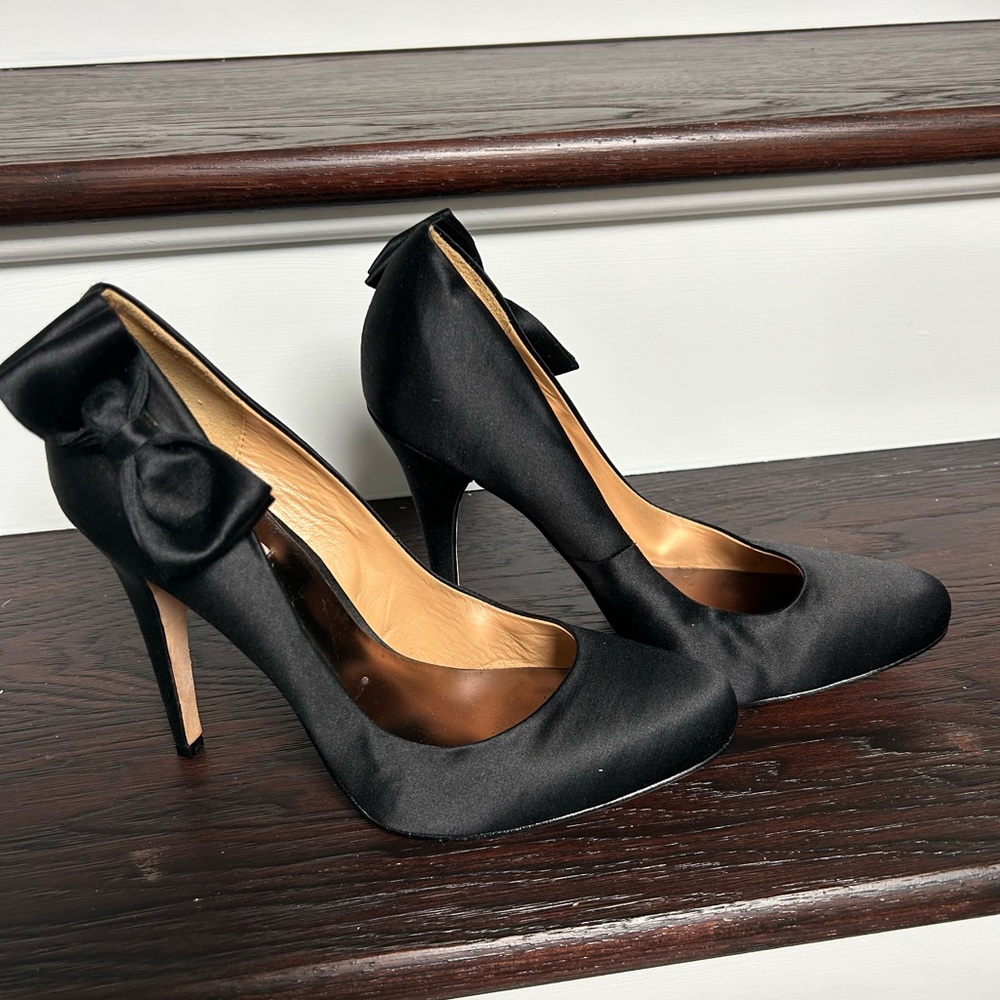 Be Carrie Bradshaw for the holidays! Beautiful Satin Bow Badgley Mischaka 👠 💋